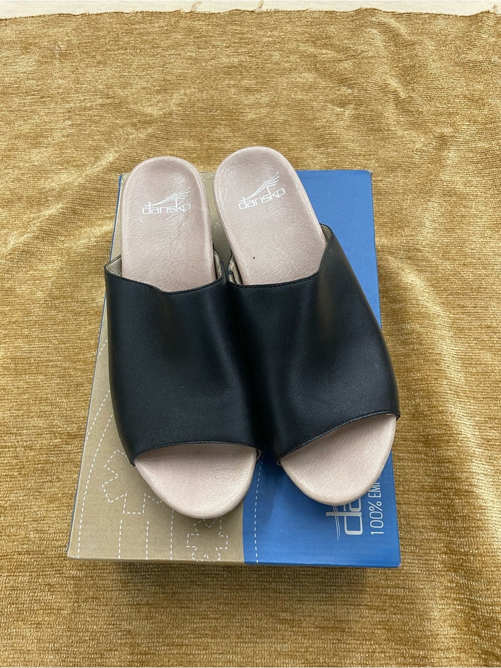 Dansko full grain, 2 1/2” heel, maci black & tan size 8 1/2 sandal